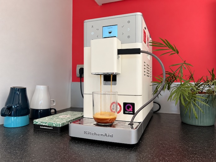 KitchenAid KF3, extraction d'un café espresso qui coule
