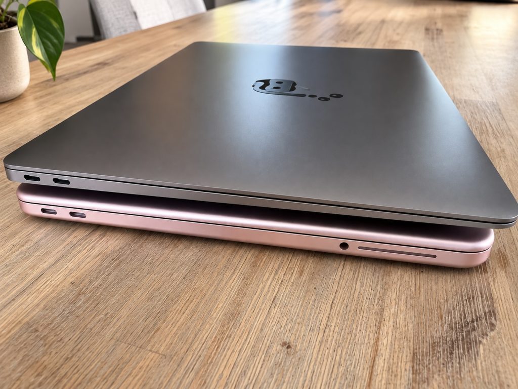 MacBook Neo et MacBook Air empilés