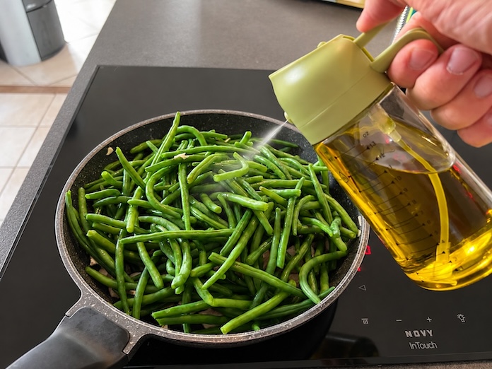 Pschit à huile utilisé pour vaporiser de l'huile sur des haricots verts