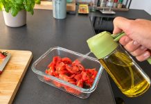 Le pschit à huile : le petit accessoire qui a révolutionné ma cuisine Pschit à huile utilisé pour assaisonner des tomates coupées