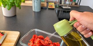 Pschit à huile utilisé pour assaisonner des tomates coupées