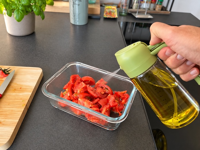 Pschit à huile utilisé pour assaisonner des tomates coupées