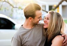 Comment retrouver la complicité dans son couple ? Un couple retrouve sa complicité et partage un moment ensemble