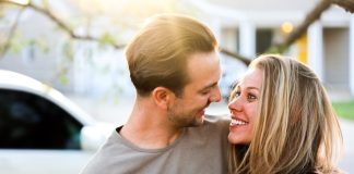 Un couple retrouve sa complicité et partage un moment ensemble
