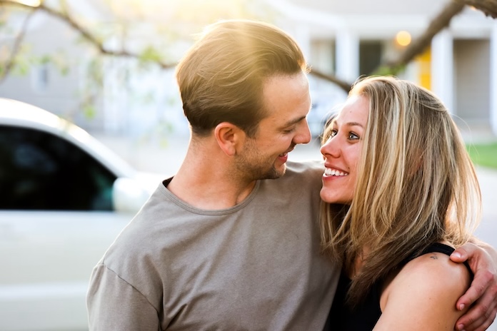 Un couple retrouve sa complicité et partage un moment ensemble
