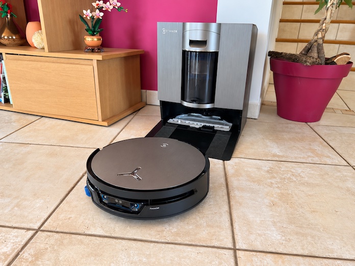 Robot aspirateur X12S en train de nettoyer le sol
