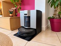 Test ECOVACS DEEBOT X12S OmniCyclone : le robot aspirateur qui fait vraiment le boulot à votre place Robot aspirateur X12S vu de face