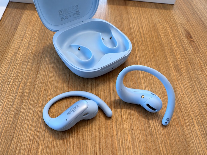 Gros plan sur un écouteur Shokz OpenFit Air 2