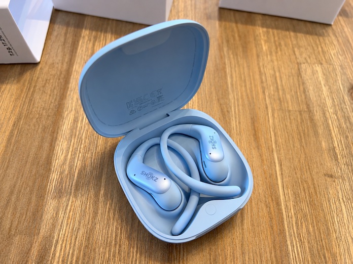 Shokz OpenFit Air 2 et leur boîtier de charge