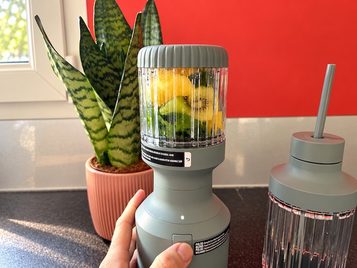 Préparation d'un smoothie au kiwi avec le BEAST Mighty 850 Plus