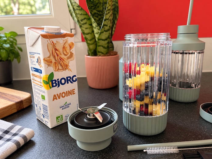 Smoothie aux fruits rouges préparé avec le BEAST Mighty 850 Plus