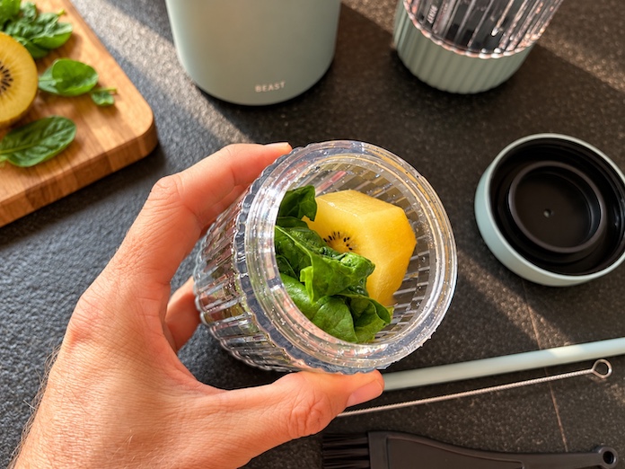 Préparation d'un smoothie au kiwi avec le BEAST Mighty 850 Plus