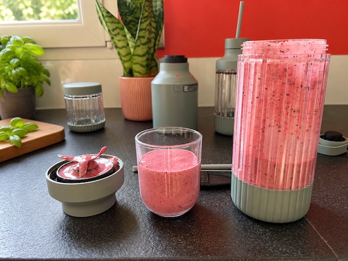 Smoothie aux fruits rouges maison préparé avec le BEAST Mighty 850 Plus