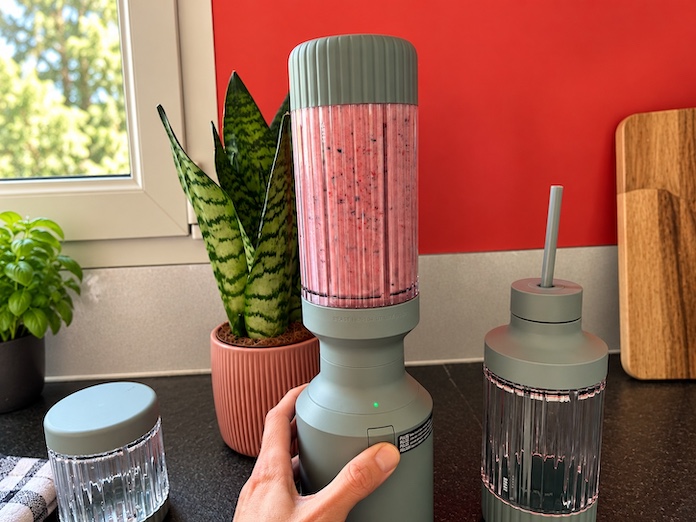 Smoothie aux fruits rouges maison préparé avec le BEAST Mighty 850 Plus