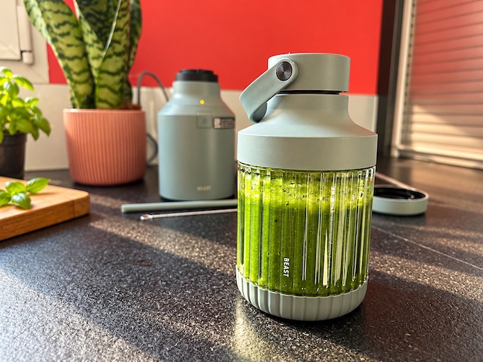 Blender BEAST Mighty 850 Plus avec un smoothie vert maison