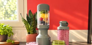 Préparation d'un smoothie aux fruits avec le BEAST Mighty 850 Plus