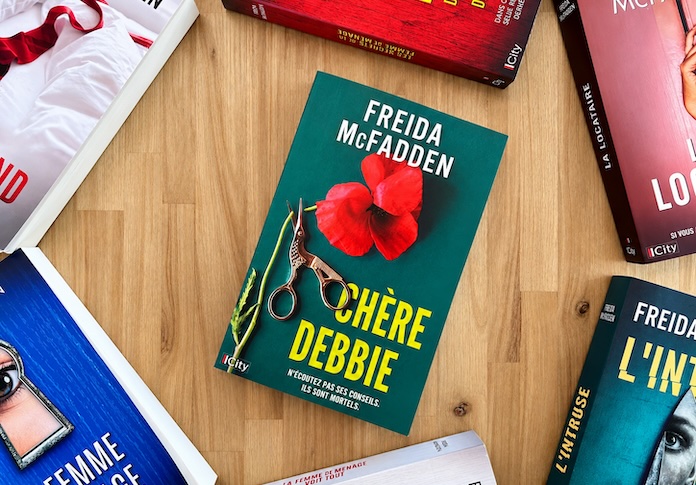 Photo du livre Chère Debbie de Freida McFadden entouré de ses autres romans