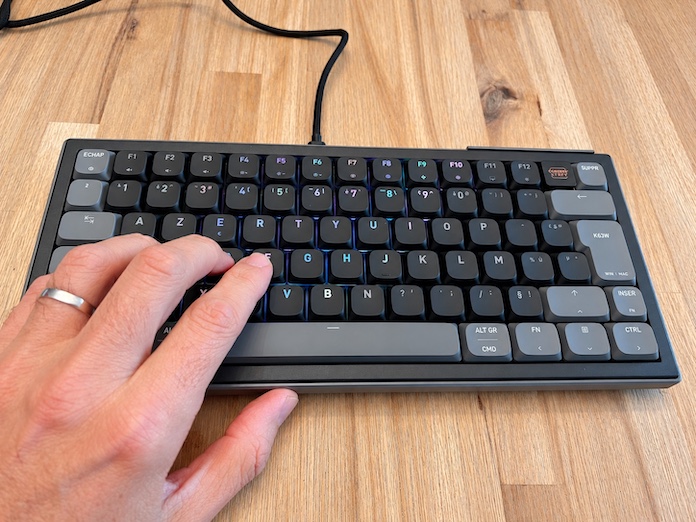 Main en train de taper sur le clavier mécanique CHERRY XTRFY K63W Pro