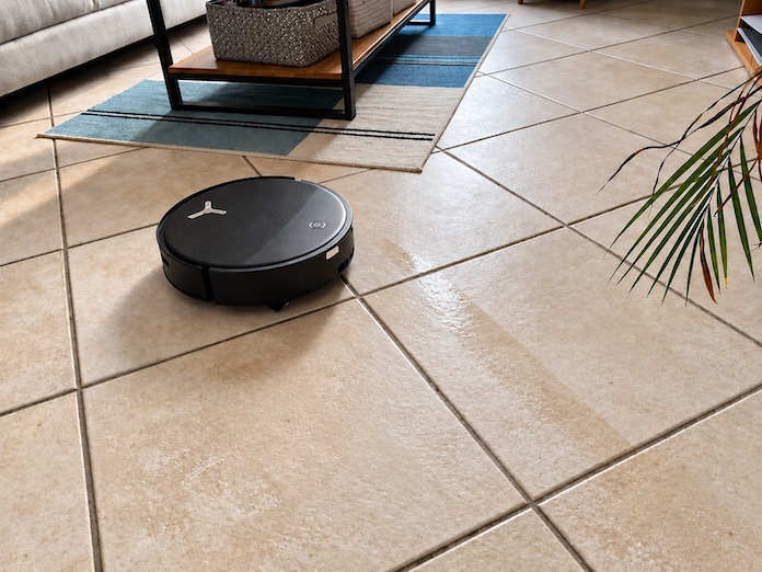 Ecovacs Deebot T90S Pro Omni en train de nettoyer le sol