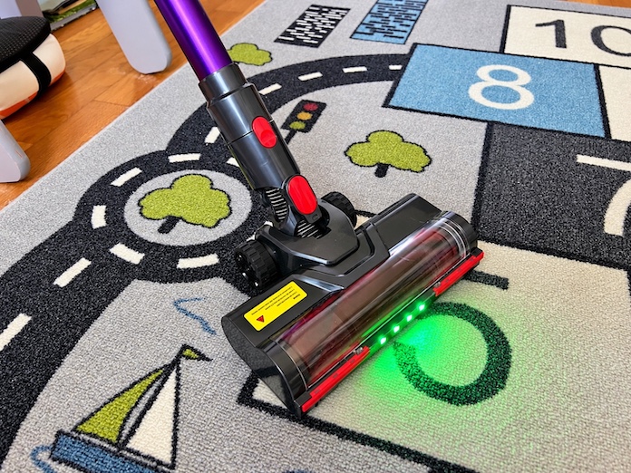 Aspirateur balai Lubluelu G20 en action sur un tapis