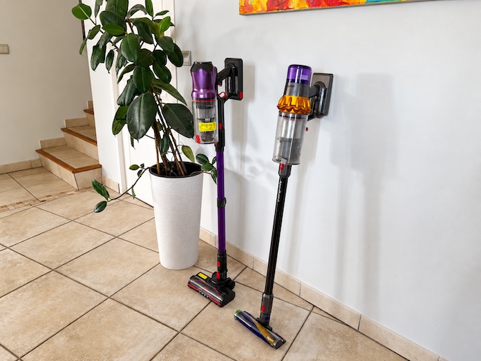 Aspirateur balai Lubluelu G20 placé à côté d'un aspirateur Dyson