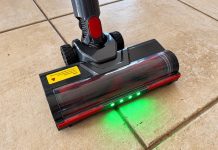 Test Lubluelu G20 : un aspirateur balai puissant et pratique à petit prix ? Brosse LED du Lubluelu G20 en action pendant l'aspiration