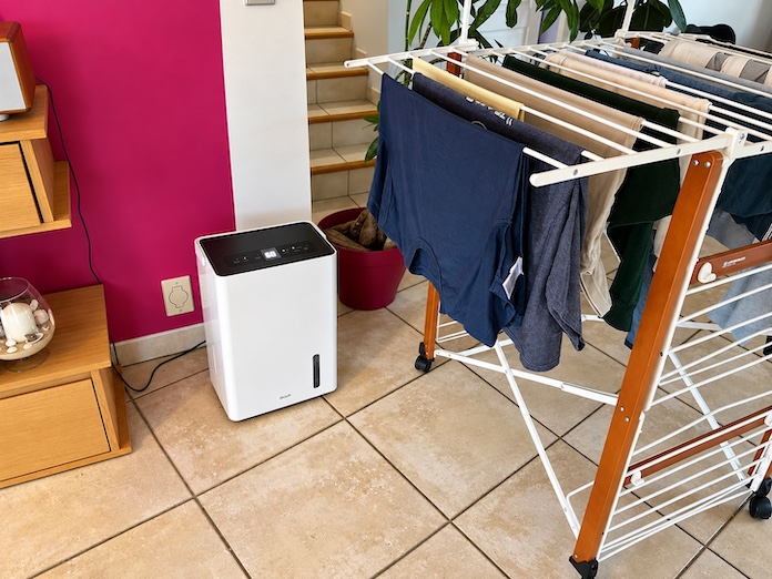 Duux Bora 20L utilisé pour déshumidifier une pièce où sèche du linge