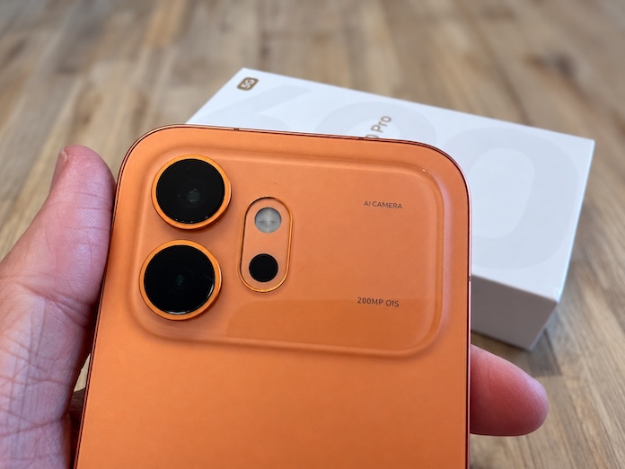 Gros plan sur le module photo arrière du HONOR 600 Pro et ses objectifs