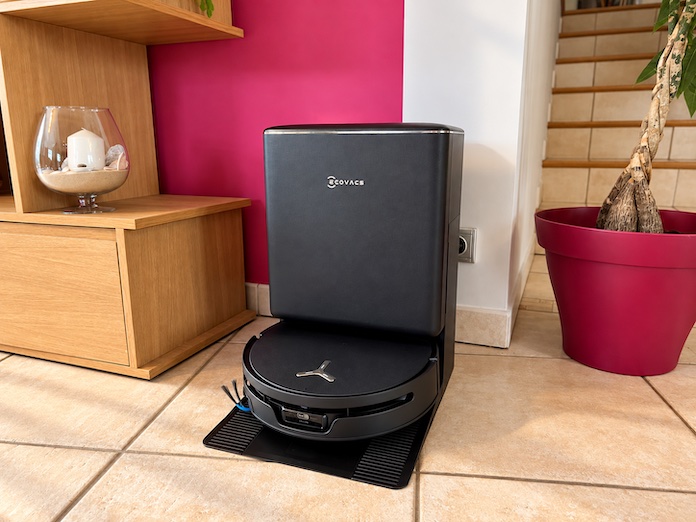 Ecovacs Deebot T90S Pro Omni avec sa station OMNI